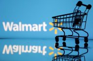 Carrinho de compra diante de logo do Walmart