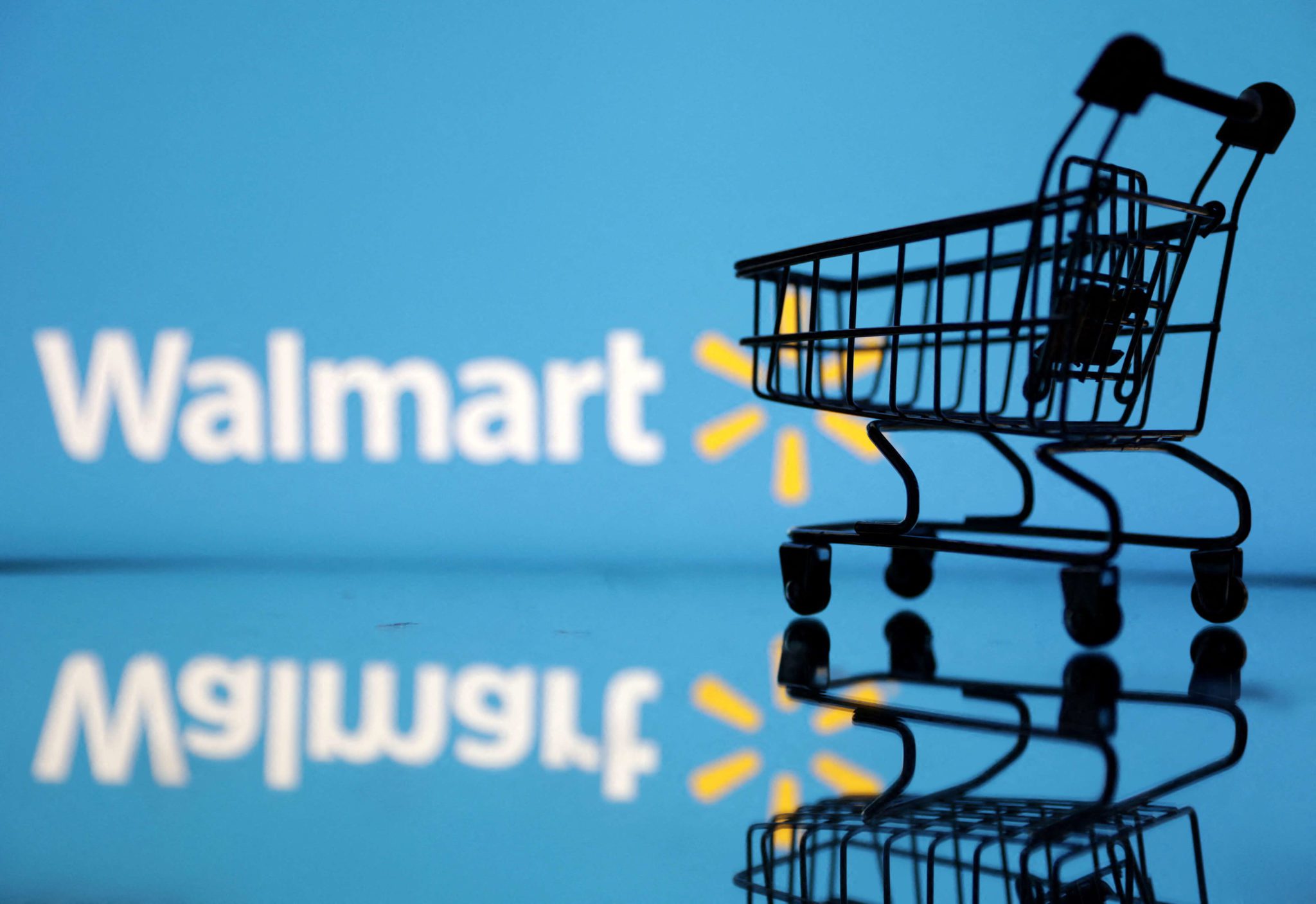 Carrinho de compra diante de logo do Walmart