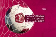 Bola de futebol da Copa do Mundo 2022 em rede. Texto: Faltam 100 dias para a Copa do Mundo de 2022.