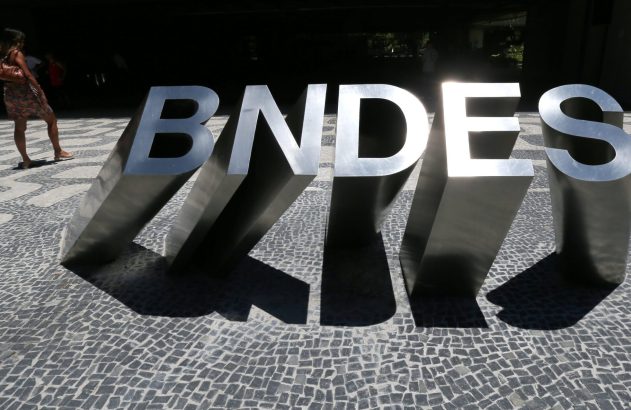 Logo do BNDES em frente à sede do banco