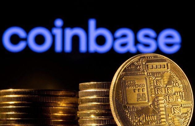 Moedas de criptomoeda douradas em primeiro plano com o logotipo azul da Coinbase ao fundo.