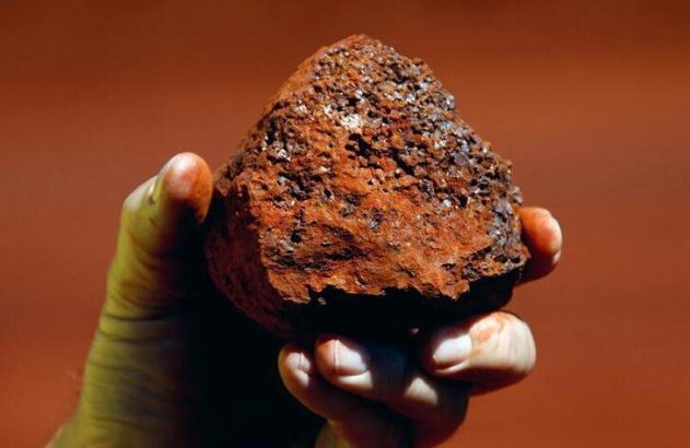 Minerador segura amostra de minério de ferro