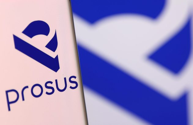 Logotipo azul da Prosus, dona da iFood, em uma tela, com um logo azul e branco desfocado ao lado.