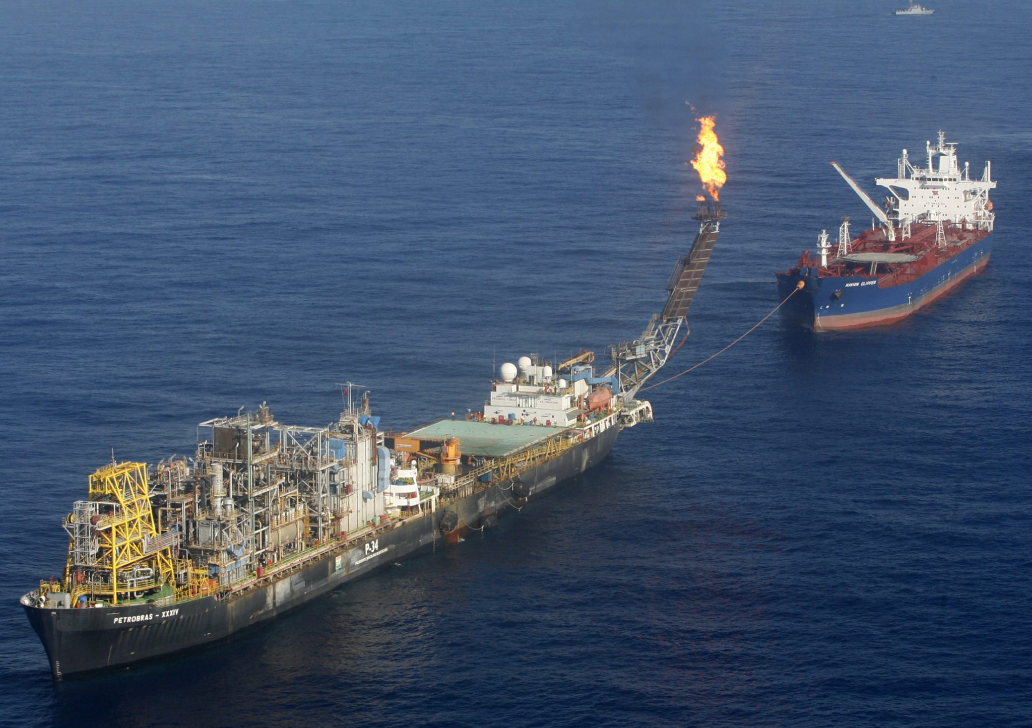 Vista aérea de plataforma de petróleo na Bacia de Campos, litoral do Espírito Santo