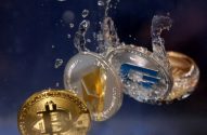 Moedas de cripto (Bitcoin, Ethereum) mergulhando em água escura, com bolhas e respingos.