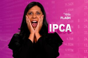 Mulher chocada com mãos no rosto. Fundo financeiro com textos InvestNews Flash e IPCA.