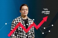 Homem sorridente com gráfico financeiro de seta vermelha em alta. Fundo com logo "Invest News Analistas em Ação".