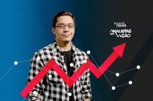 Homem sorridente com gráfico financeiro de seta vermelha em alta. Fundo com logo "Invest News Analistas em Ação".