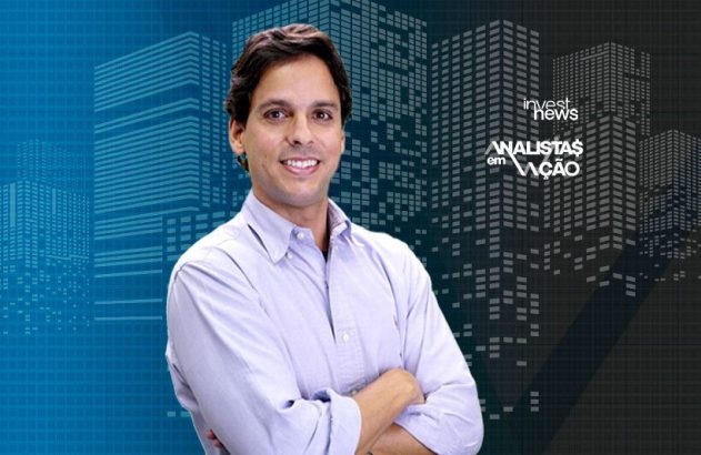 Homem sorridente de camisa lilás e braços cruzados. Fundo: edifícios e textos 'invest news', 'Analistas em Ação'.