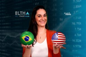 Mulher sorridente segurando esferas com as bandeiras do Brasil e EUA, em fundo de dados financeiros.