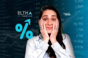 Mulher surpresa com mãos no rosto, diante de um gráfico financeiro e um grande símbolo de porcentagem em alta.