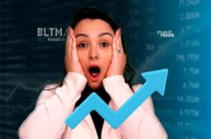 Mulher surpresa com mãos no rosto, seta azul de alta e fundo financeiro.