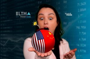 Mulher chocada segura bomba EUA/China com fusível aceso, em fundo financeiro e logos Investnews.
