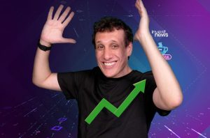 Dois homens sorridentes em pé, atrás de laptops em um estúdio. Um sorri abertamente, outro calmamente.