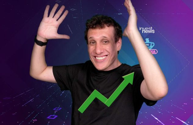 Dois homens sorridentes em pé, atrás de laptops em um estúdio. Um sorri abertamente, outro calmamente.