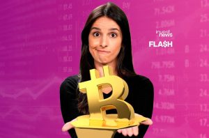 Mulher confusa segura símbolo dourado de Bitcoin. Fundo com dados financeiros e logotipo "Invest News Flash".