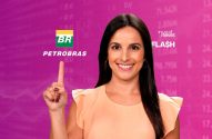 fabiana ortega, apresentadora do investnews, com o dedo apontado para cima