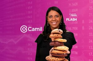 Mulher sorridente segura pilha alta de cookies em frente a gráfico financeiro e logos 'Camil', 'invest news', 'FLASH'.