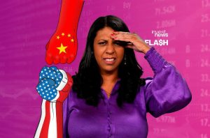 Mulher preocupada diante de punhos dos EUA e China, simbolizando tensão econômica em cenário financeiro.