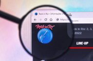 Lupa sobre monitor, exibindo o site do Rock in Rio e seu logo.