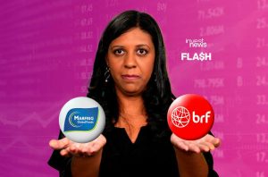 tatiana santiago, apresentadora do investnews, com as mãos estendidas