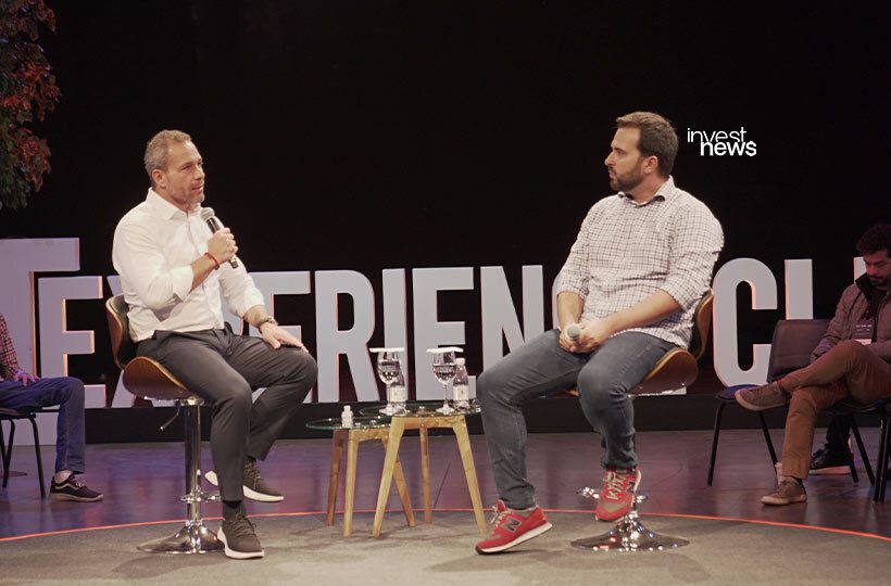 O diretor global de inovação da AB InBev, Bruno Stefani (d), conversa com Ricardo Natale, CEO do Experience Club, durante evento em São Paulorience Club