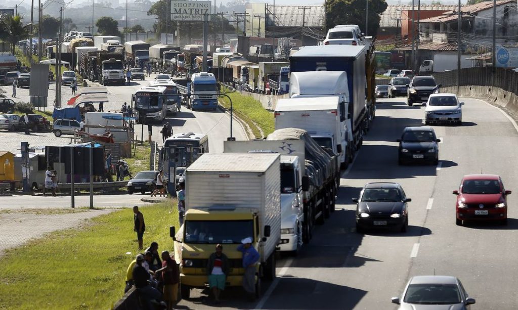 Caminhões na estrada