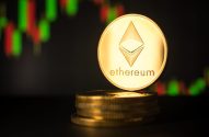 Moeda Ethereum dourada em pé sobre outras moedas, com gráfico de velas verde e vermelho desfocado ao fundo.
