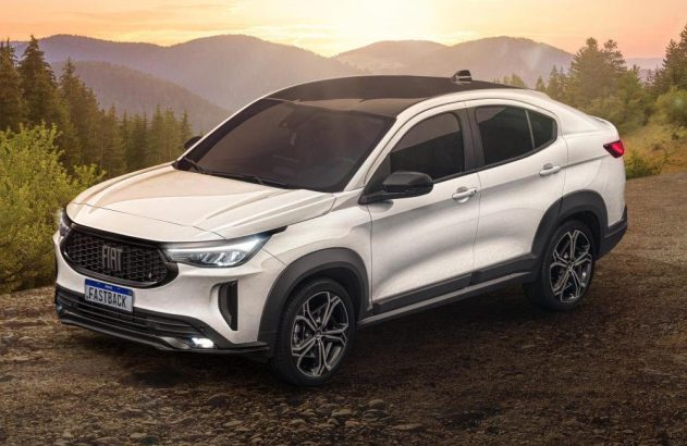 Fiat Fastback branco, um SUV cupê, em estrada de terra com montanhas arborizadas ao fundo.