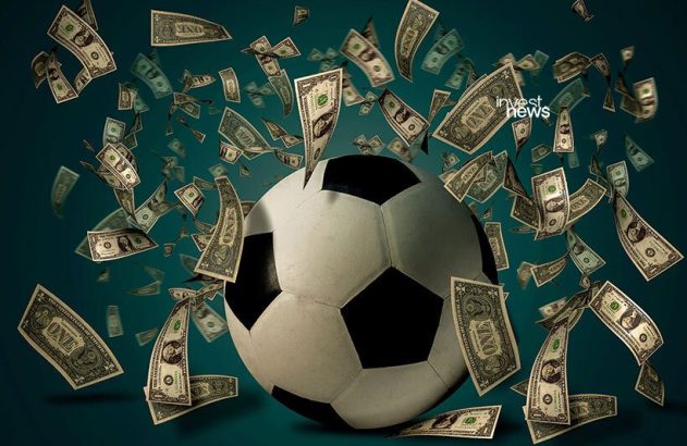 Bola de futebol com notas de dólares ao redor