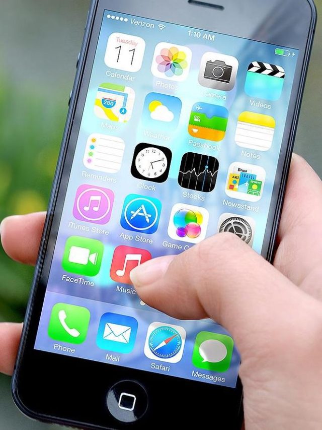 Mão segurando celular e clicando em aplicativo de musica