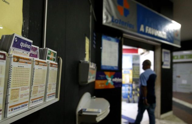 Homem entra em lotérica da Caixa, com formulários de jogos (Quina, Lotofácil) em primeiro plano.