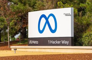 Placa da sede da Meta em 1 Hacker Way, com o logotipo infinito azul da empresa.