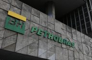 Fachada de concreto do prédio da Petrobras com logo 'BR' (verde e amarelo) e o nome 'PETROBRAS' (verde).