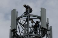 Técnicos trabalham em torre de telefonia