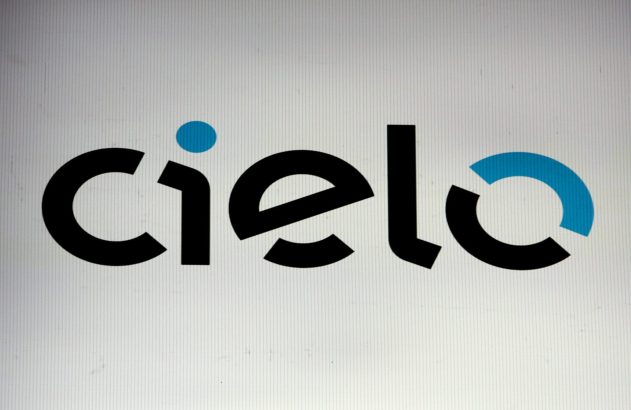 Logotipo da Cielo com letras pretas e detalhes em azul, como o ponto do 'i' e parte do 'o', em fundo branco.