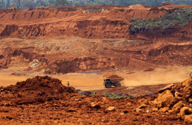Um caminhão transporta materiais de níquel para a planta de propriedade da PT Vale Indonesia