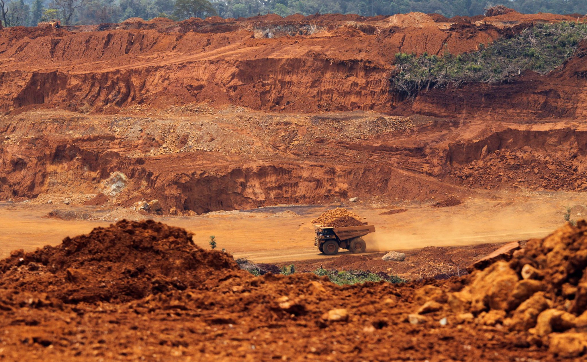 Um caminhão transporta materiais de níquel para a planta de propriedade da PT Vale Indonesia