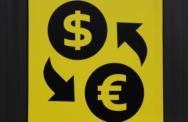 Símbolos do dólar e do euro retratados em casa de câmbio em Kiev, Ucrânia