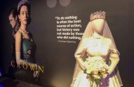 Exposição de "The Crown" com pôster da Rainha Elizabeth II (Claire Foy) e manequim vestindo o traje de noiva.