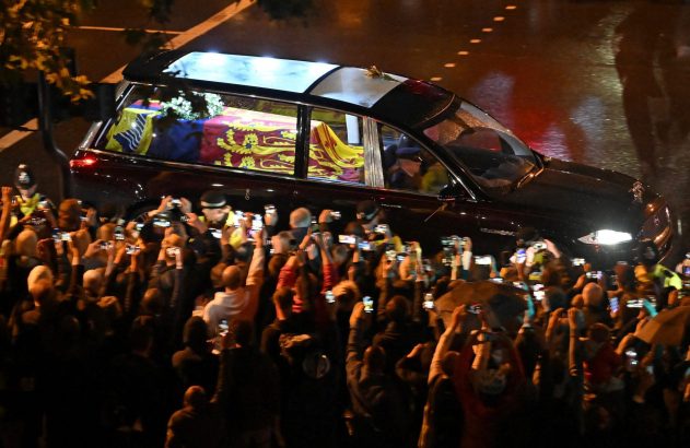 Multidão acompanha passagem do caixão da rainha Elizabeth por ruas de Londres até o Palácio de Buckingham