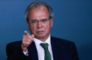 paulo guedes, ministro da economia, aponta para a frente