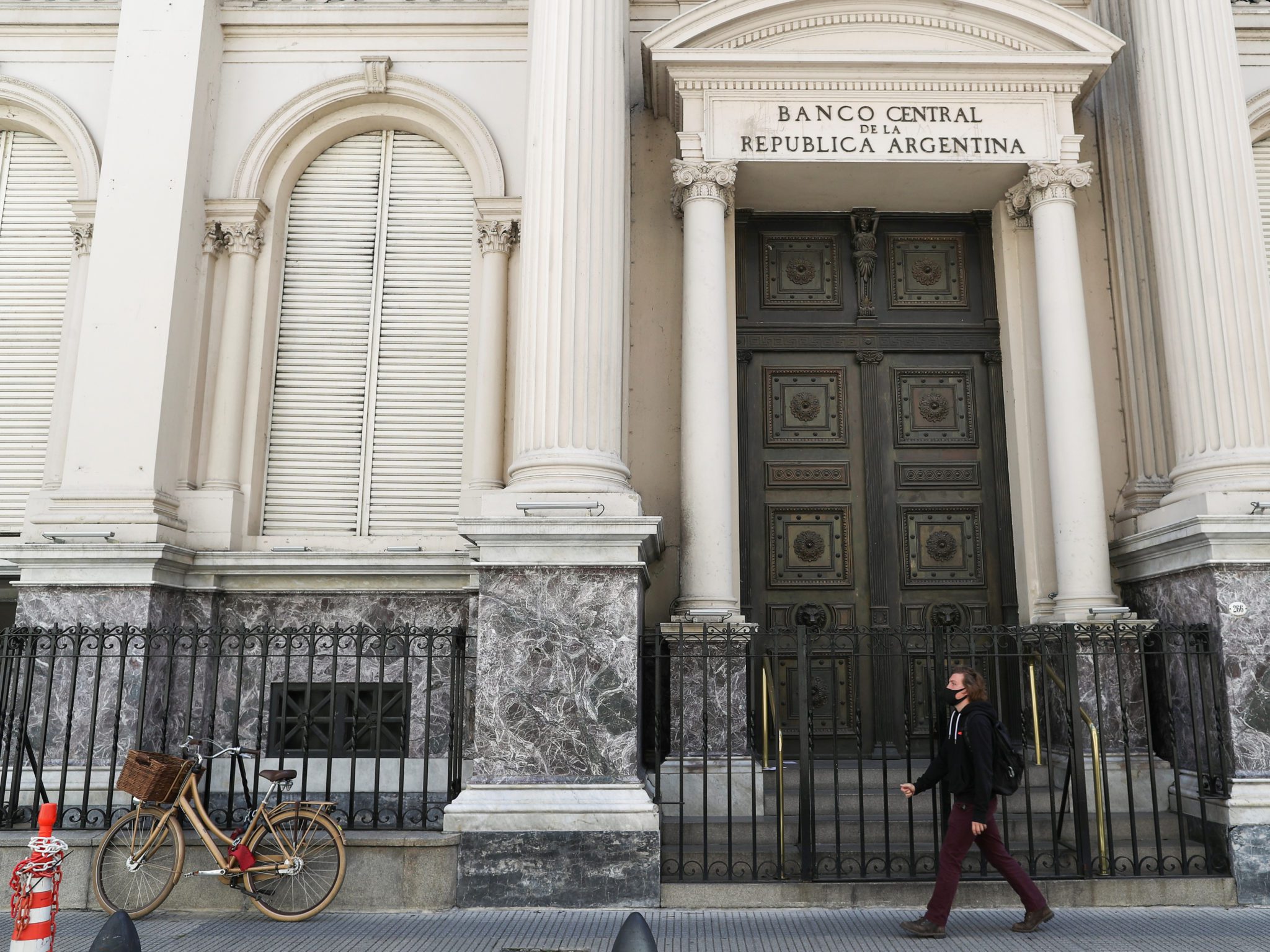 BC da Argentina eleva taxa de juros em 5,50 p.p., para 75% ao ano, diz fonte