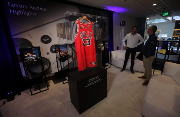 A camisa usada por Michael Jordan nas finais da NBA de 1998 é vista em exibição na Califórnia antes de leilão