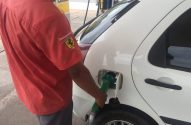 Frentista abastece carro em posto de gasolina em Cuiabá