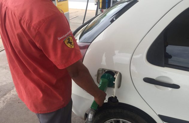 Frentista abastece carro em posto de gasolina em Cuiabá