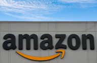 Logotipo da Amazon em um prédio, com a palavra "amazon" em preto e o sorriso laranja.