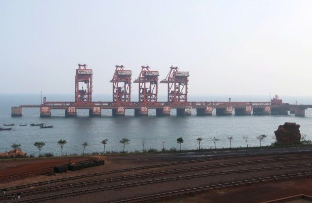 Terminal de minério de ferro no porto de Dalian, China