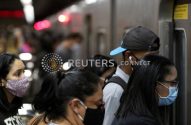 Pessoas se juntam para entrar em um trem em estação de metrô de São Paulo