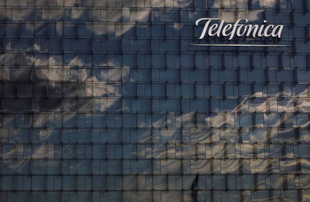 Fachada do prédio da Telefonica, com vidros refletindo nuvens.